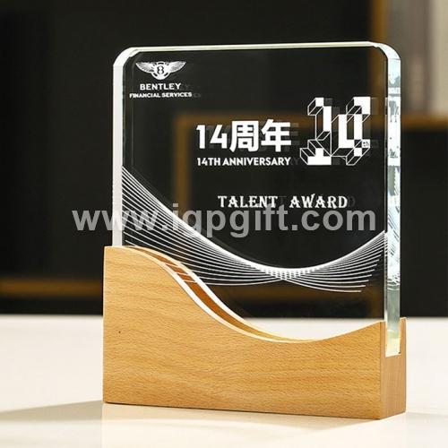 Wave pattern side solid wood base crystal trophy